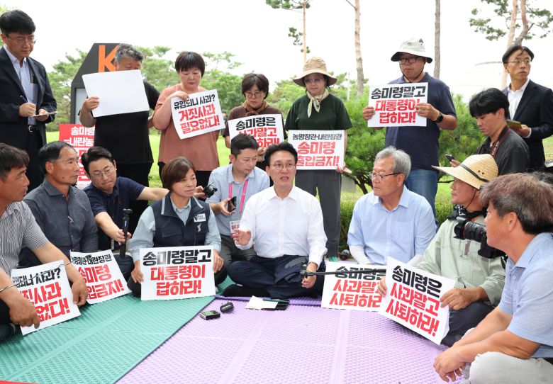 김민석 국무총리가 4일 서울 용산 대통령실 앞에서 항의 집회 중인 농민단체와 면담하고 있다. 이들 단체는 ‘농업4법’을 ‘농망4법’이라고 했던 송미령 농림축산식품부 장관의 유임을 반대하며 송 장관이 물러날 때까지 투쟁을 멈추지 않겠다고 예고한 상태다. [연합]
