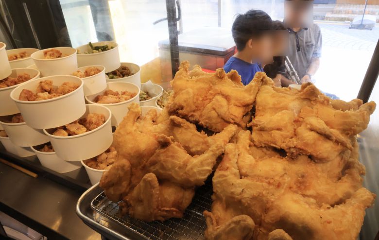 서울 강남구 한 치킨집에 국내산 닭으로 만든 통닭이 진열되어 있다. [연합]