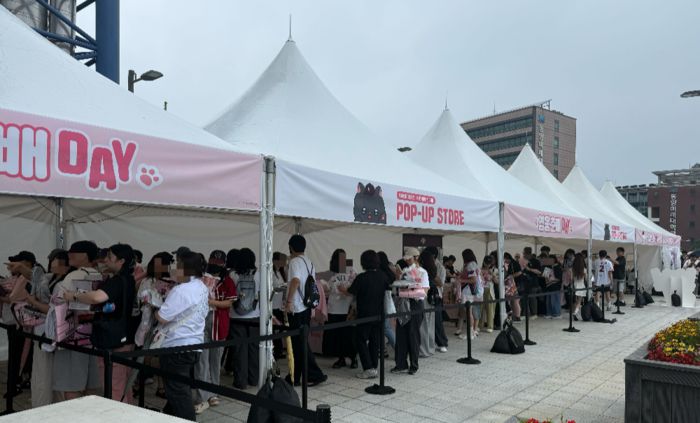 네이버웹툰 ‘춘배’ 등 캐릭터 상품을 구매하기 위해 줄을 서 차례를 기다리는 모습. [사진 네이버웹툰]