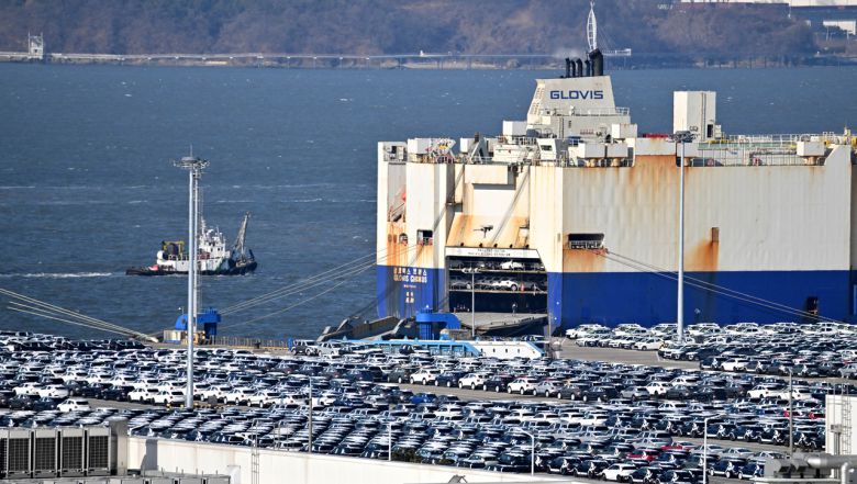 도널드 트럼프 미국 대통령이 지난 3일(현지시간) 일부 국가에 상호관세율 서한을 이르면 4일부터 보내기 시작한다고 예고했다. 사진은 경기도 평택항 내 기아자동차 수출전용부두에 선적을 기다리는 수출용 차량이 세워져 있는 모습 [헤럴드DB]