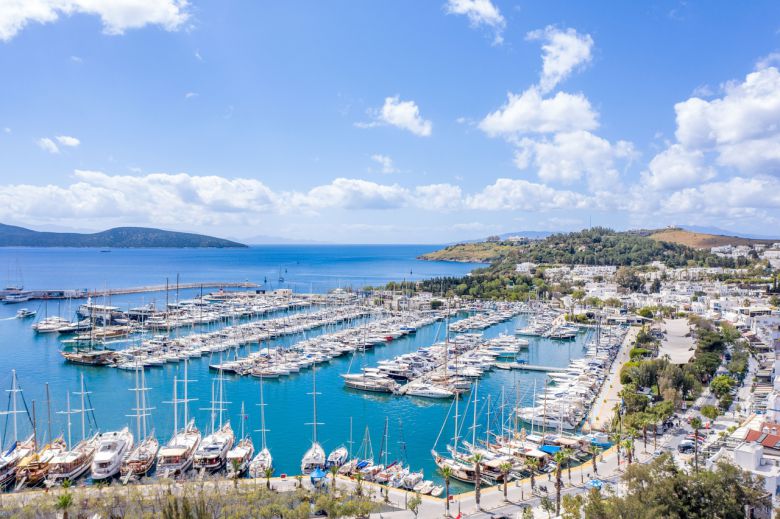 보드룸 요트계류장. 보드룸은 십자군과 무슬림군이 평화롭게 한번씩 점령하기로 막후협상을 하면서 유혈충돌을 피했다. 그리고 상호 통상교류를 지속해 나갔다.