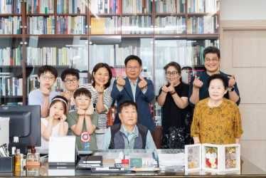 박강수 마포구청장이 노은씨 가족과 함께 구청장실에서 기념사진을 찍었다.