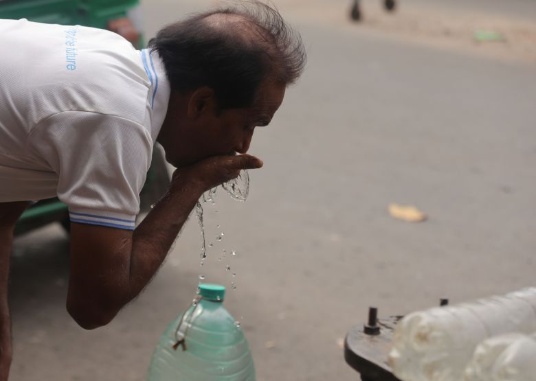 지난달 11일, 인도 콜카타에서 한 통근자가 폭염 속 교통체증 중에 물을 마시고 있다. 인도 기상청(IMD)에 따르면, 서벵골 지역에 폭염이 계속되면서 기온이 최고 40도까지 오를 것으로 예보됐다.[EPA]