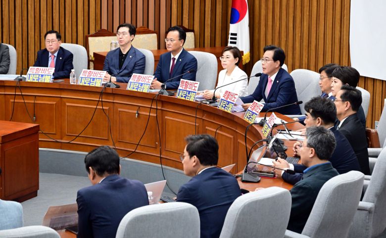 송언석 국민의힘 비상대책위원장 겸 원내대표가 4일 국회에서 열린  원내대책회의에서 발언하고 있다. 이상섭 기자