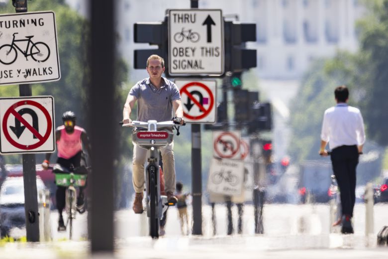 지난달 23일,미국 워싱턴 DC 펜실베이니아 애비뉴에서 자전거를 타는 시민들. 워싱턴 DC를 포함한 미국 동부 해안 전역에 폭염이 이어지고 있다. 수도 워싱턴 DC의 기온은 38도를 넘길 것으로 예상되며, 체감온도는 43도에 이를 전망이다.[EPA]