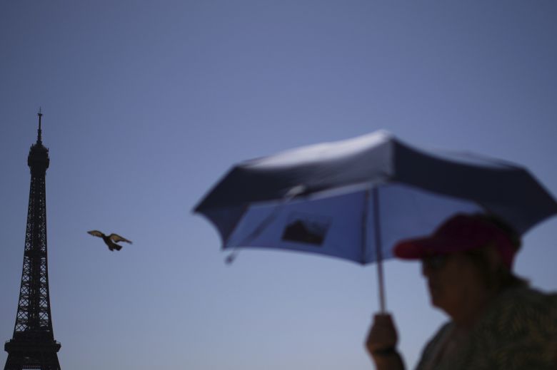 지난 2일 폭염이 찾아온 파리 에펠탑 인근 트로카데로 광장에서 사람들이 걷고 있다.[AP]