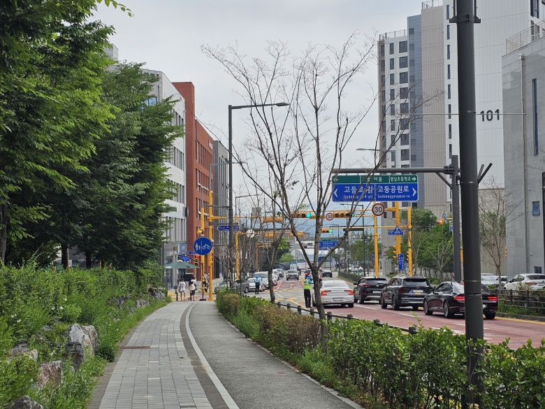 경기 성남에 위치한 ‘창고형 약국’ 메가팩토리(MEGA PHACTORY)에 들어가기 위한 차량이 대기하고 있다. 최은지 기자