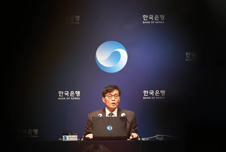 이창용 한국은행 총재가 25일 서울 중구 한국은행 본관에서 열린 금융통화위원회 본회의를 마친후 통화정책방향 기자 간담회를 열고 모두발언을 하고 있다.  [사진공동취재단]