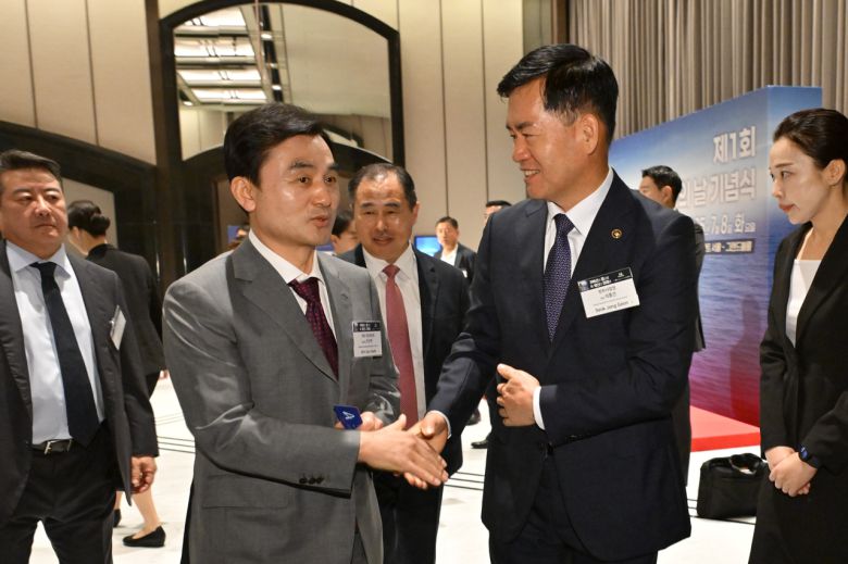 안규백(왼쪽) 국방부 장관 후보자와 석종건 방위사업청장. [방위사업청 제공]