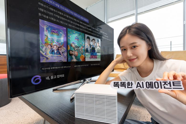 모델이 ‘똑똑한 AI 에이전트’ 지니 TV AI 에이전트의 자연스러운 대화 응답 기능을 소개하고 있다. [KT 제공]