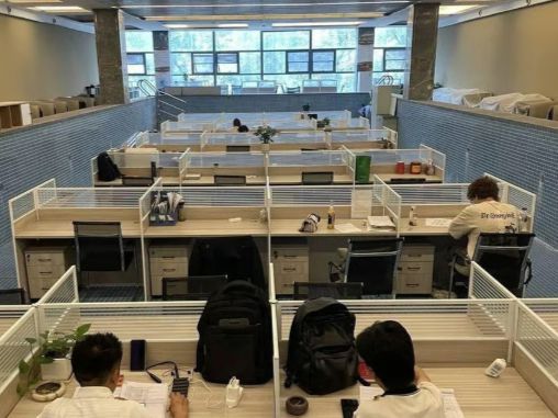 수영장 사무실 내부 모습. [SCMP 갈무리]