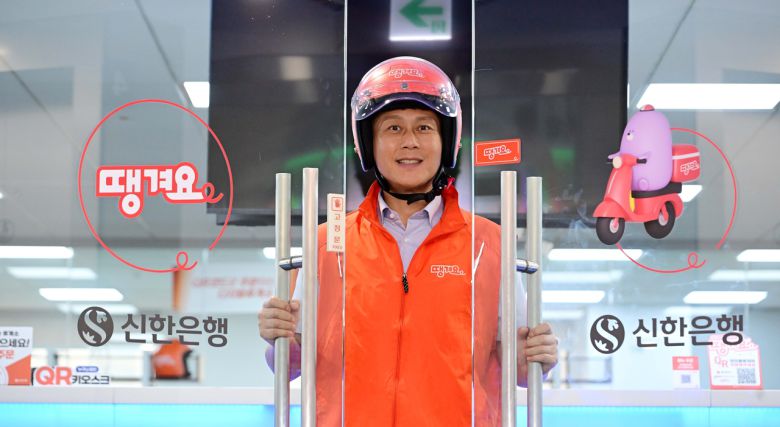 서울 중구 삼성본관빌딩에서 포즈를 취하고 있는 전성호 신한은행 땡겨요사업단 본부장  이상섭 기자