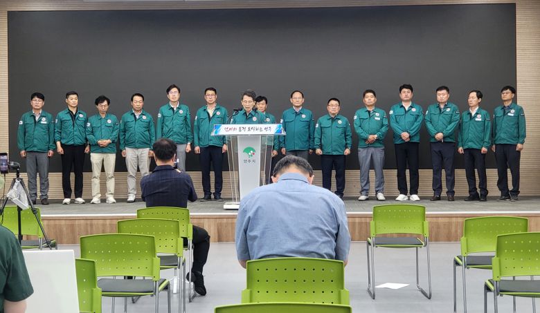 유정근 영주시장 권한대행이 납공장 설립 승인 요청 불허‘ 입장문을 발표하고 있다. [김성권 기자]