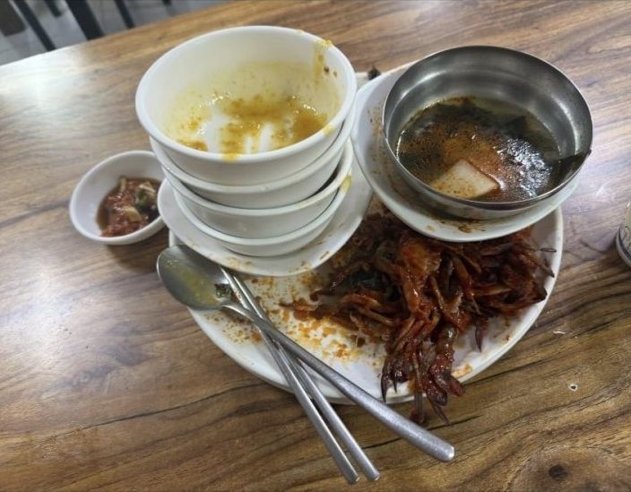 8000원 짜리 한식 뷔페를 이용한 뒤 반납할 그릇을 찍은 사진. [온라인 커뮤니티 갈무리]