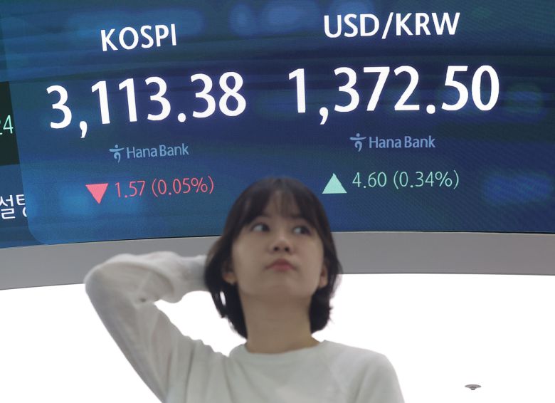 9일 오전 서울 중구 하나은행 본점 딜링룸에서 딜러가 업무를 보고 있다. [연합]