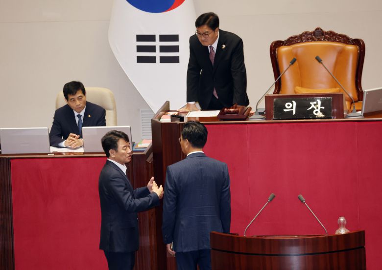 4일 국회 본회의장에서 우원식 국회의장, 더불어민주당 문진석 원내수석부대표, 국민의힘 유상범 원내수석부대표가 본회의 개의 지연 관련 이야기를 나누고 있다. [연합]