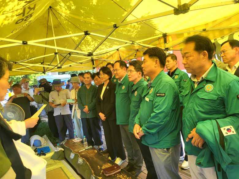 유정근 영주시장 권한대행과 임종득 국회의원, 김병기 시의회 의장등이 영주시청 마당에서  납 제련공장 건립에 반대하며 단식 투쟁을 이어온  윤모 목사등을 찾아나서  면담하고 있다[김성권 기자]
