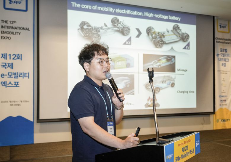 주제 발표를 하고 있는 이종욱 한국기술교육대 교수 [한국자동차기자협회 제공]