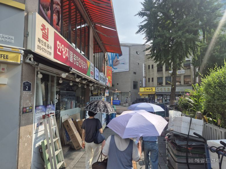 9일 오전 서울 종로구 일대에 양산을 쓴 시민들이 걸어가고 있다. 김도윤 기자.