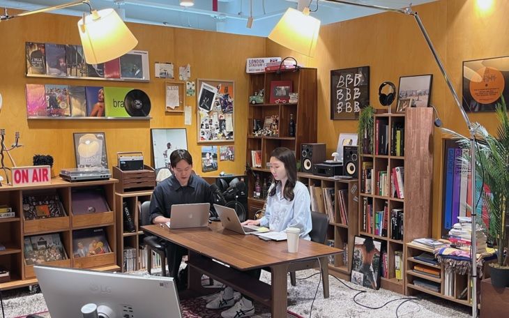 이인섭(왼쪽) 마케팅 매니저, 우보름(오른쪽) 광고 전략 매니저가 웨비나에 참석한 1000여명의 셀러에게 토스쇼핑에 대해 설명하고 있는 모습  [토스]