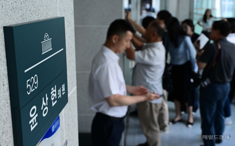 윤석열 전 대통령 배우자 김건희 여사와 관련한 의혹들을 수사하는 민중기 특별검사팀이 ‘공천 개입’ 의혹 관련자들을 상대로 전격적인 동시다발 압수수색에 나선 8일 서울 여의도 국회의원회관 내 윤상현 의원실 앞에 취재진이 대기하고 있다. 이상섭 기자