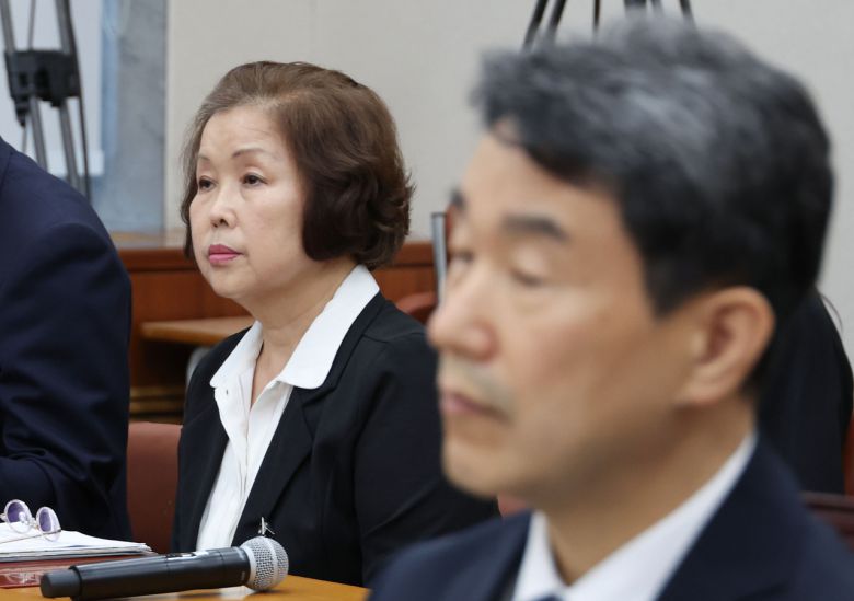 손효숙 리박스쿨 대표(왼쪽)가 10일 국회 교육위원회에서 열린 리박스쿨 청문회에 출석해 김영호 위원장 발언을 듣고 있다. 오른쪽은 이주호 사회부총리 겸 교육부 장관. [연합]