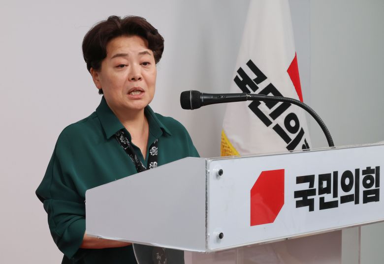 윤희숙 국민의힘 혁신위원장이 10일 서울 여의도 당사에서 제1차 혁신위 회의 결과를 브리핑하고 있다. [연합]