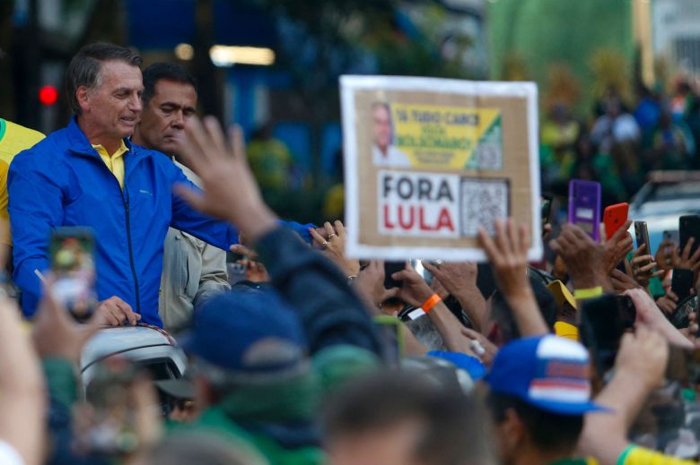 자이르 보우소나루 전 브라질 대통령이 지난 6월 29일 상파울루에서 지지자들을 만나고 있다. [AFP]