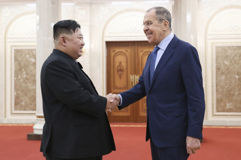 김정은 북한 국무위원장과 세르게이 라브로프 러시아 외무장관이 지난 2023년 10월 19일 북한 평양에서 만나 악수하고 있다. [AP]