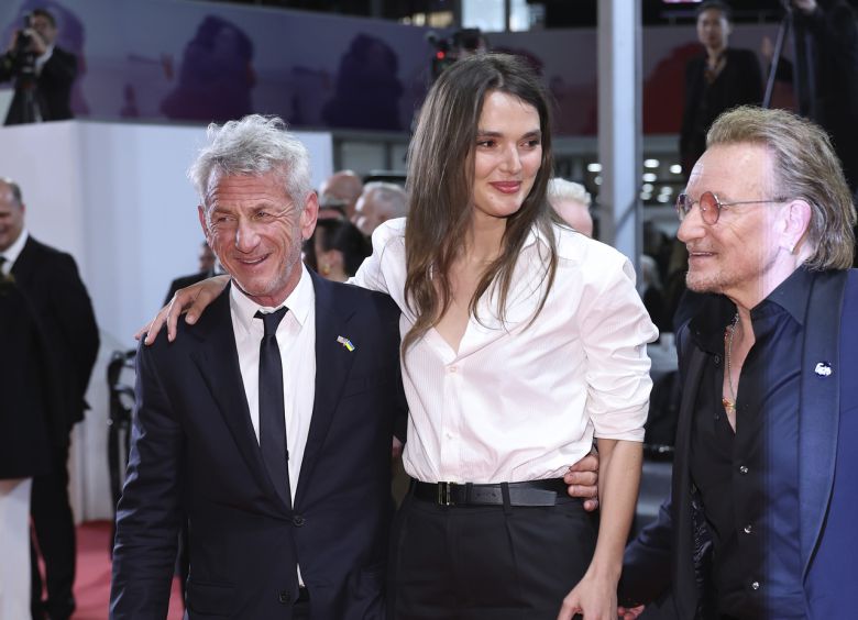 지난 5월 칸 영화제 레드카펫에 선 숀 펜(64)과 발레리아 니코브(30) [게티 이미지]