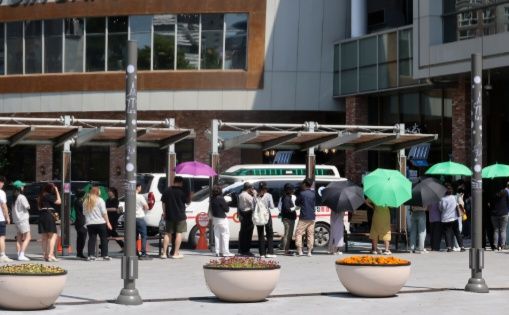 대전 유성구 도룡동 성심당 DCC점 앞에서 빵을 사기 위해 기다리는 사람들. [연합]