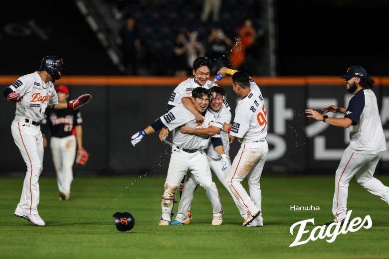 한화 문현빈이 10일 대전 한화생명볼파크에서 열린 프로야구  KIA전서 9회말 2사 만루에서 끝내기 안타를 친 뒤 동료들의 축하를 받고 있다. [한화 제공]