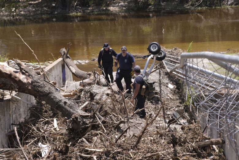 구조대원들이 과달루페 강변에서 10일(현지시간) 미 텍사스주 홍수 참사 현장을 둘러보고 있다. [AP]
