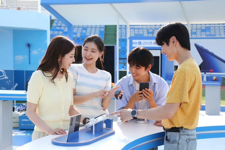 대전 중구 한화 이글스파크 ‘갤럭시 체험존’에서 방문객들이 ‘갤럭시 워치8 시리즈’를 체험하고 있다. [삼성전자 제공]