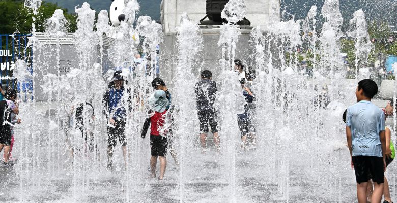 연일 기록적인 폭염이 이어지고 있다. 1일 서울 종로구 광화문광장 분수대에서 어린이들이 즐겁게 물놀이를 하며 더위를 식히고 있다.  임세준 기자
