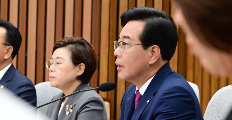 송언석 국민의힘 비상대책위원장 겸 원내대표가 11일 오전 서울 여의도 국회에서 열린 원내대책회의에 참석해 모두발언하고 있다. 이상섭 기자