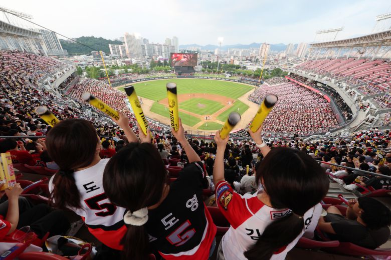 2025 프로야구가 뜨거웠던 전반기를 마감했다. 선두 한화를 비롯해 LG와 롯데, KIA 등 전통 인기구단들이 동반 선전하며 흥행에 불을 지폈다. 사진은 2일 광주기아챔피언스필드에서 열린 SSG-KIA전에서 야구팬들이 무더위에도 불구하고 열띤 응원전을 펼치는 모습  [연합]