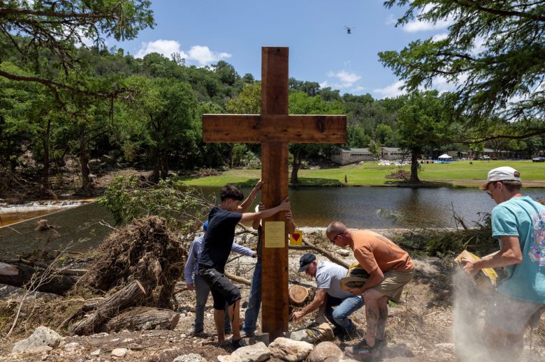 마을 사람들이 과달루페 강변에서 10일(현지시간) 희생자를 추모하고 있다. [로이터]