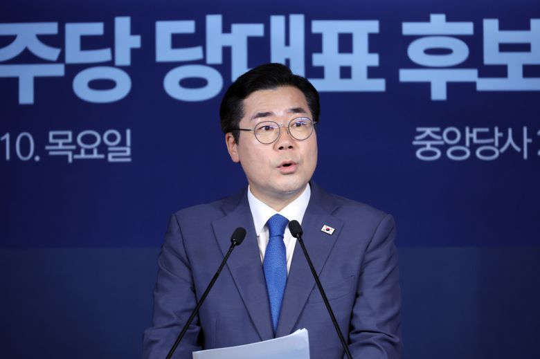 더불어민주당 당대표 선거에 출마한 박찬대 의원이 10일 서울 여의도 중앙당사에서 후보 등록을 한 뒤 기자회견을 하고 있다. [연합]