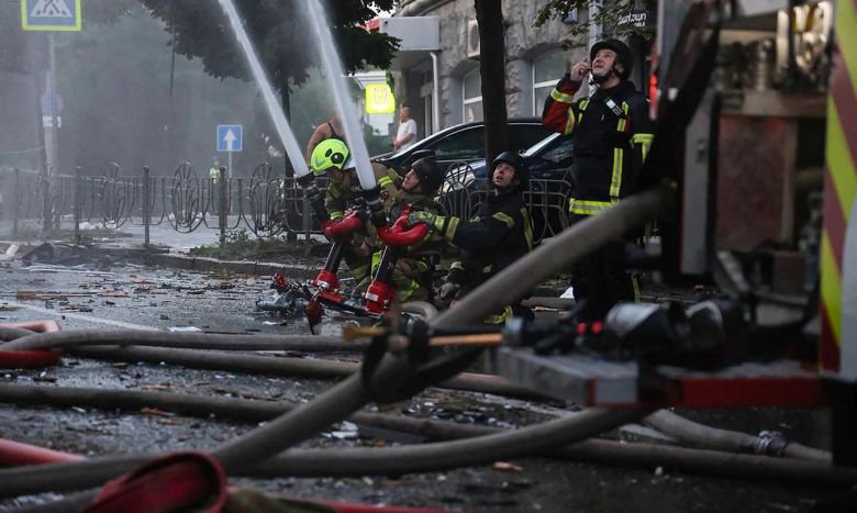 10일(현지시간) 우크라이나 키이우 지역에서 러시아의 드론 공격 이후 소방관들이 화재를 진압하고 있다. [UPI]