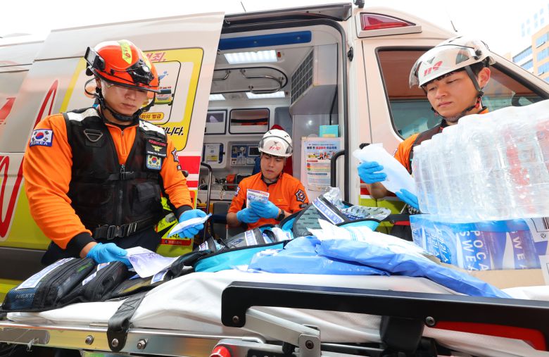 연일 폭염이 이어지고 있는 9일 인천 부평구 부평소방서에서 119구급대원들이 온열질환자 발생에 대비해 아이스팩, 생리식염수 등 폭염 대비 물품을 점검하고 있다. [연합]