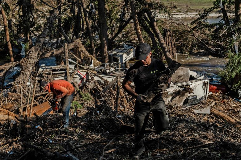홍수 참사가 발생한 미 텍사스주 과달루페 강 일대에서 지난 8일(현지시간) 구조대원들이 현장을 정리하고 있다. [AFP]
