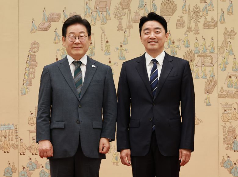 이재명 대통령이 용산 대통령실에서 강훈식 대통령비서실장에게 임명장을 수여한 후 기념촬영을 하는 모습. [연합]