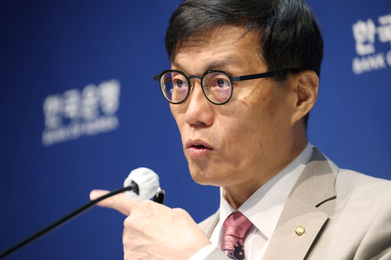 이창용 한국은행 총재가 10일 오전 서울 중구 한국은행에서 열린 통화정책방향 기자간담회에서 발언을 하고 있다. [사진공동취재단]