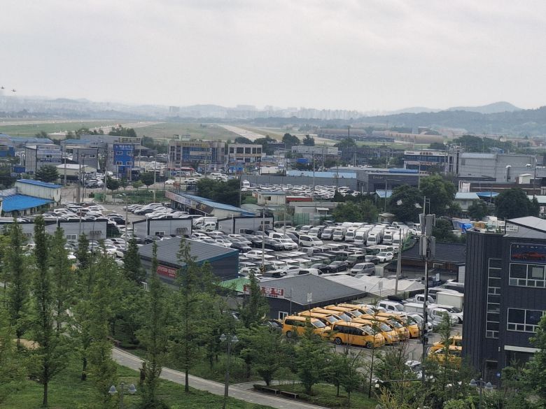 도이치오토월드 옥상에서 바라본 수원 중고차 단지 [김성우 기자]