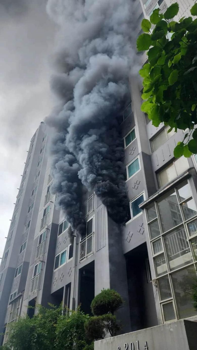 13일 낮 12시 22분께 부산 북구 만덕동 한 아파트에서 불이 났다는 신고가 접수됐다. 소방당국은 낮 12시 42분께 대응 1단계를 발령하고 화재진압과 인명구조 작업을 펼치고 있다. 사진은 이날 화재가 발생한 부산 북구 만덕동 한 아파트.  [연합뉴스]