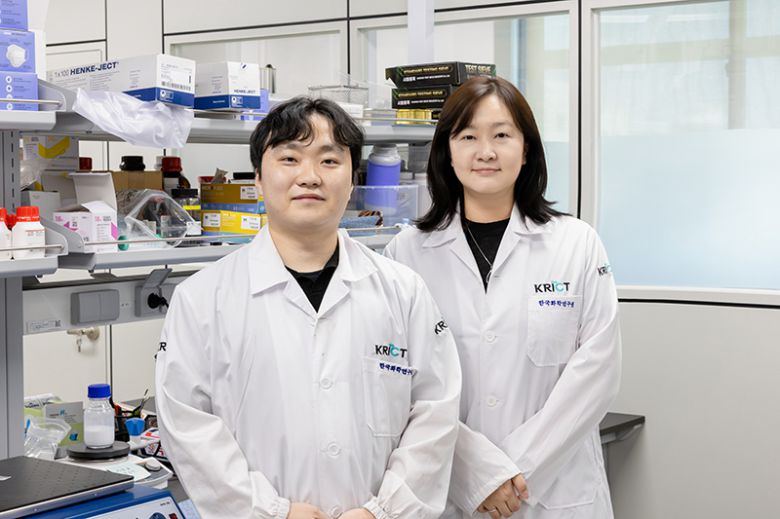 이번 연구를 수행한 석정돈(오른쪽) 한국화학연구원 박사와 최준영 한국화학연구원 UST 학생연구원.[한국화학연구원 제공]