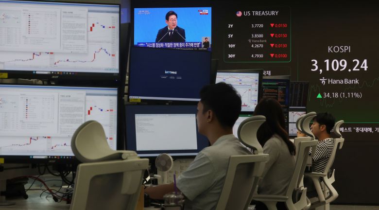 3일 서울 중구 하나은행 본점 딜링룸에서 이재명 대통령의 취임 30일 기자회견이 생중계되고 있다. [연합]