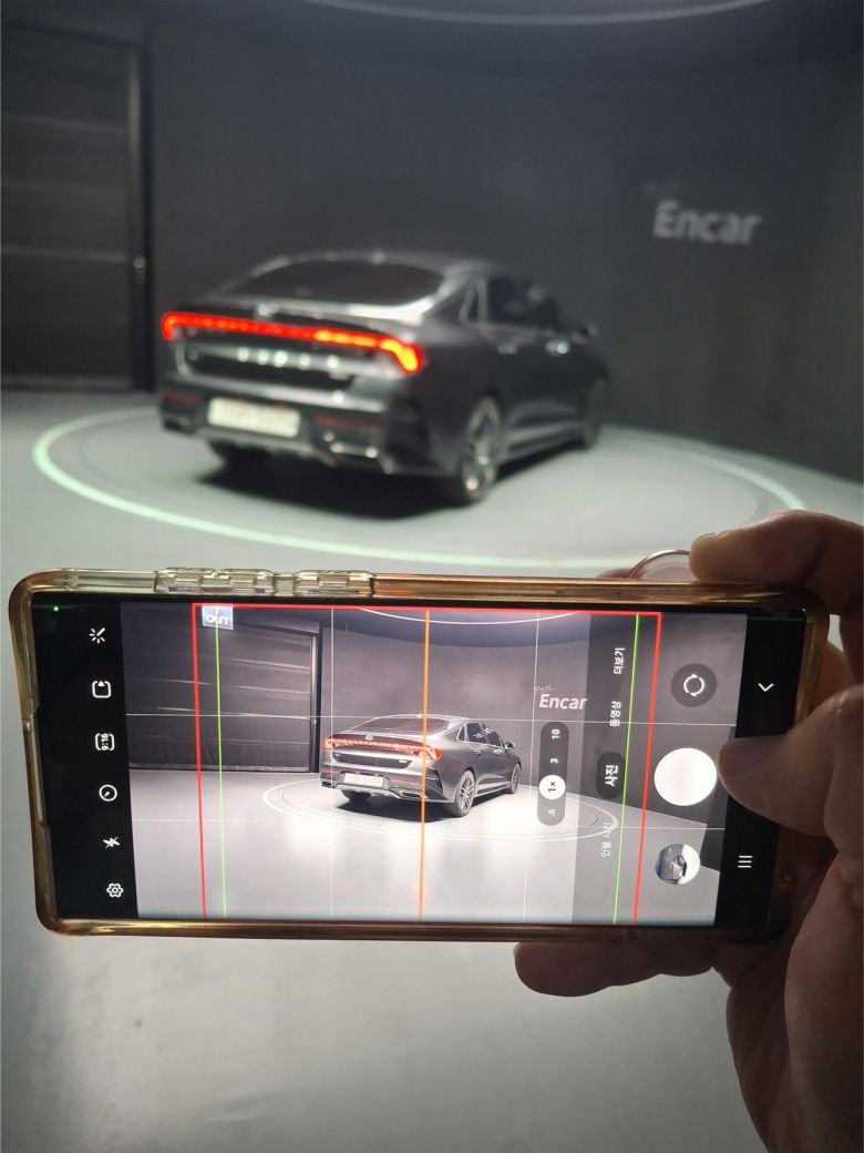 엔카가 실제 진단한 차량의 이미지를 촬영중이다. [김성우 기자]