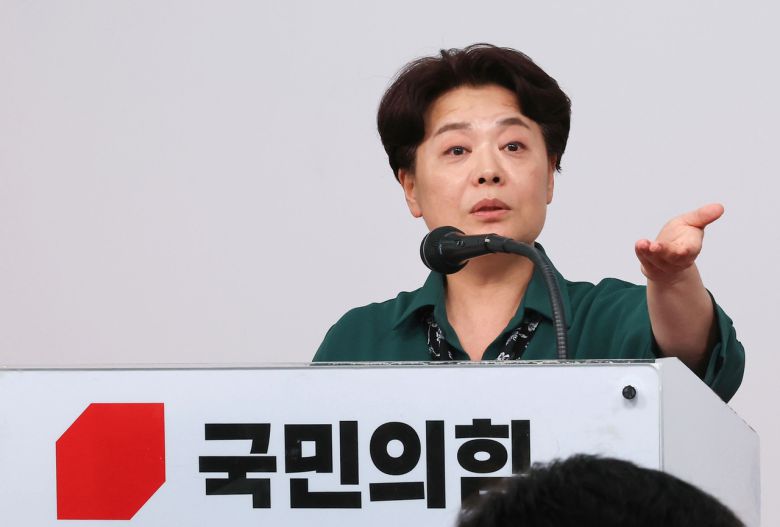 윤희숙 국민의힘 혁신위원장이 10일 서울 여의도 당사에서 열린 제1차 혁신위원회 회의 결과 브리핑에서 취재진의 질문을 받고 있다. [연합]